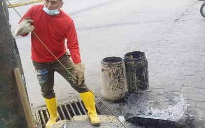 SE LIMPIAN ALCANTARILLAS COLAPSADAS EN LA VIVA ALFARO.