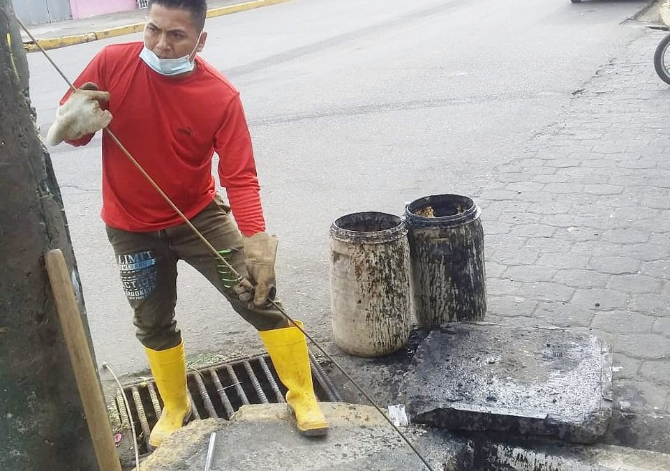 SE LIMPIAN ALCANTARILLAS COLAPSADAS EN LA VIVA ALFARO.