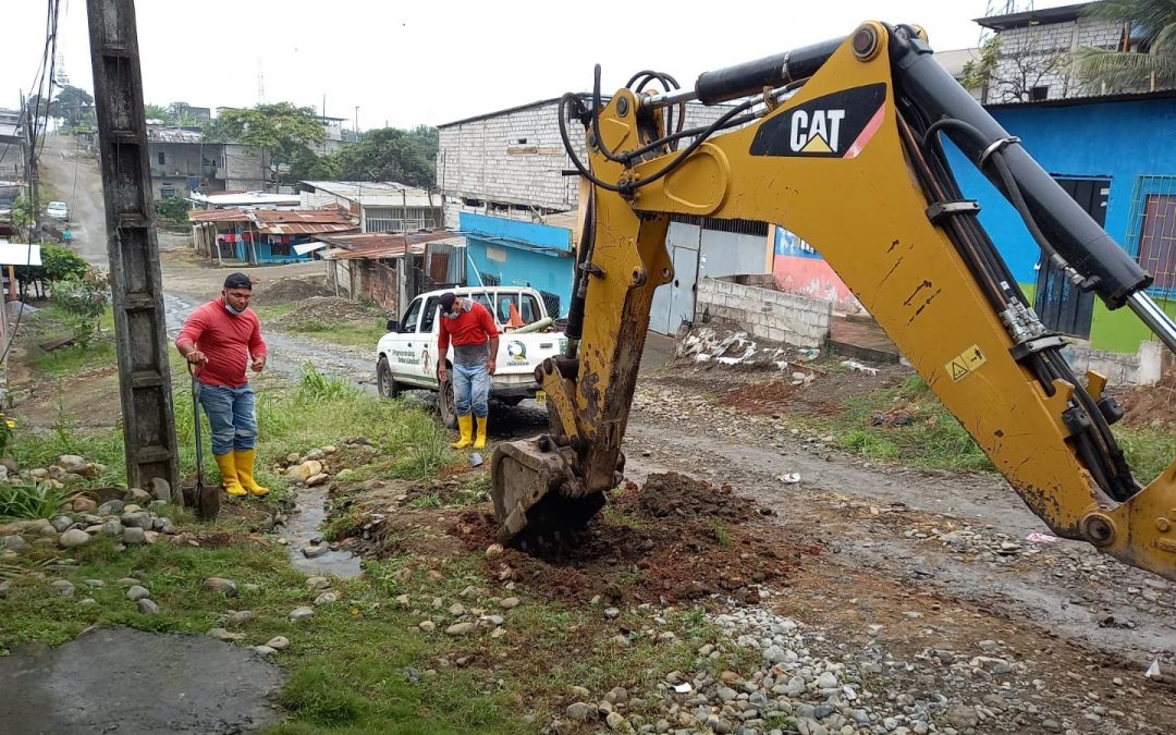 LA EPMAPAQ REPARA FUGA DE AGUA EN LA 20 DE FEBRERO