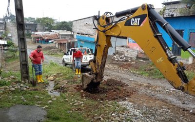 LA EPMAPAQ REPARA FUGA DE AGUA EN LA 20 DE FEBRERO
