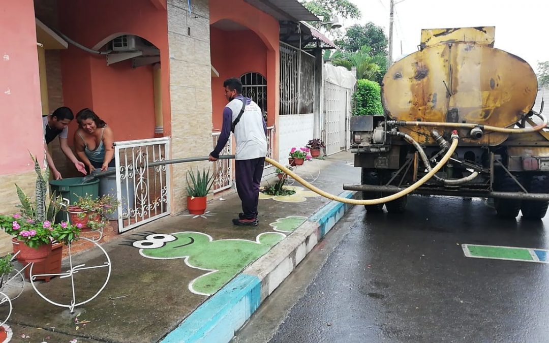 SE ENTREGA AGUA CON EL TRANQUERO MUNICIPAL EN LOS SAUCES Y SECTORES ALEDAÑOS.