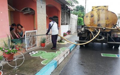 SE ENTREGA AGUA CON EL TRANQUERO MUNICIPAL EN LOS SAUCES Y SECTORES ALEDAÑOS.