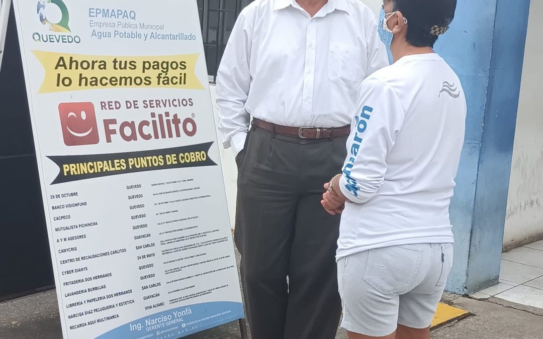 GERENTE DE LA EPMAPAQ ESCUCHA A USUARIA SOBRE SU PETITORIO