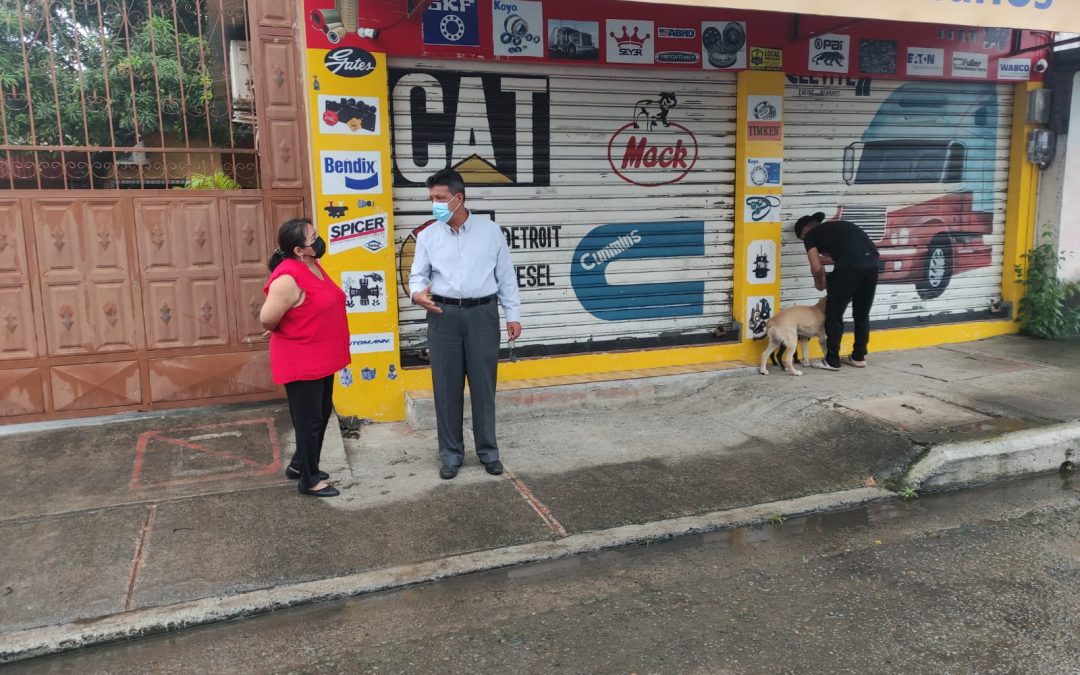 GERENTE GENERAL SOCIALIZA CON MORADORES DE LA DE LA PARROQUIA 7 DE OCTUBRE SOBRE OBRA DE MEJORAMIENTO AL SISTEMA DE ALCANTARILLADO PLUVIAL .