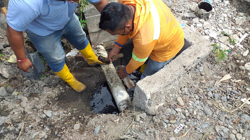 SE REALIZA MANTENIMIENTO DE ALCANTARILLADO SANITARIO EN SAN CARLOS