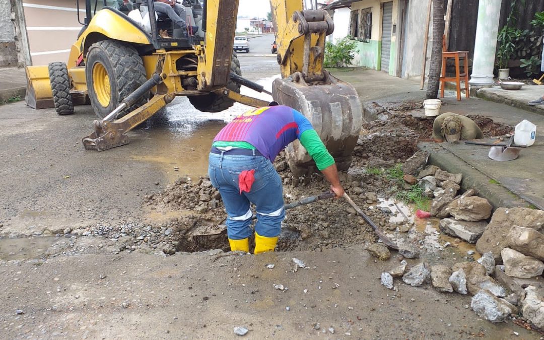 SE REPARA FUGA DE AGUA EN LA RUTA DEL RÍO
