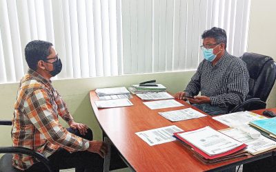 EL GERENTE GENERAL SE REÚNE CON JEFE DE LABORATORIO DE LA EPMAPAQ.