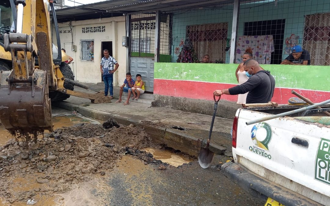 SE REPARA FUGA DE AGUA EN EL SECTOR LA ISLA DEL RÍO