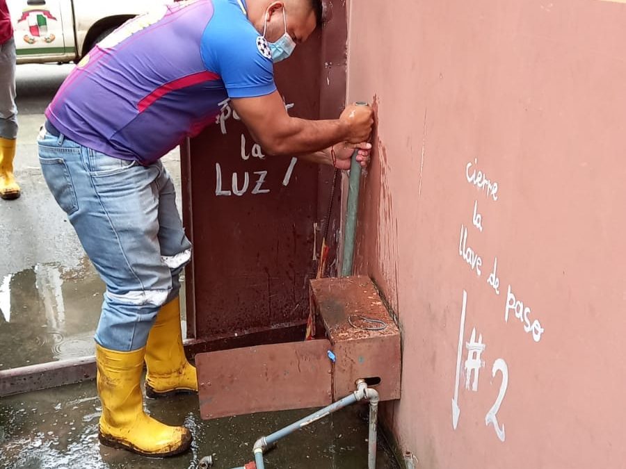 LA EPMAPAQ REALIZA TRABAJOS DE MANTENIMIENTO DE GUÍA DOMICILIARIA.