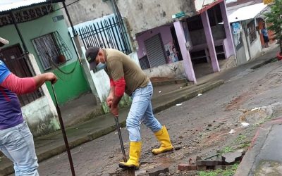 SE REPARA FUGA DE AGUA EN LA GALO PLAZA.