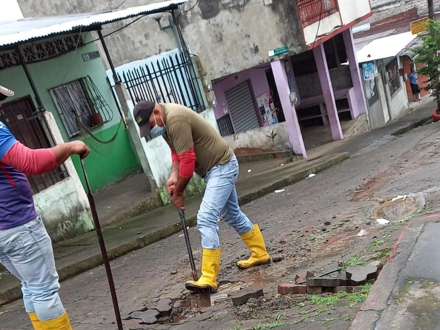 SE REPARA FUGA DE AGUA EN LA GALO PLAZA.