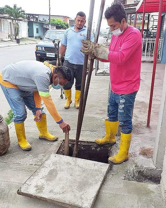 LA EPMAPAQ REALIZA MANTENIMIENTO AL SISTEMA DE ALCANTARILLADO EN QUEVEDO.