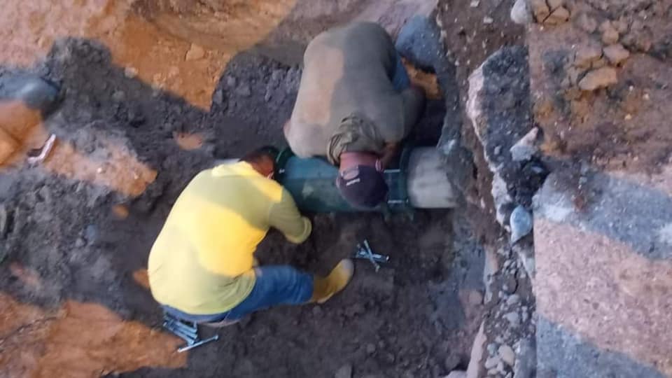 LA EPMAPAQ REPARÓ FUGA DE AGUA EN LA AVENIDA WALTER ANDRADE