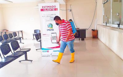 LA EPMAPAQ DESINFECTA EL ÁREA DE VENTANILLAS DE COBRO.