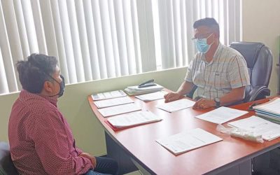 GERENTE DE LA EPMAPAQ ATIENDE EN SU OFICINA.