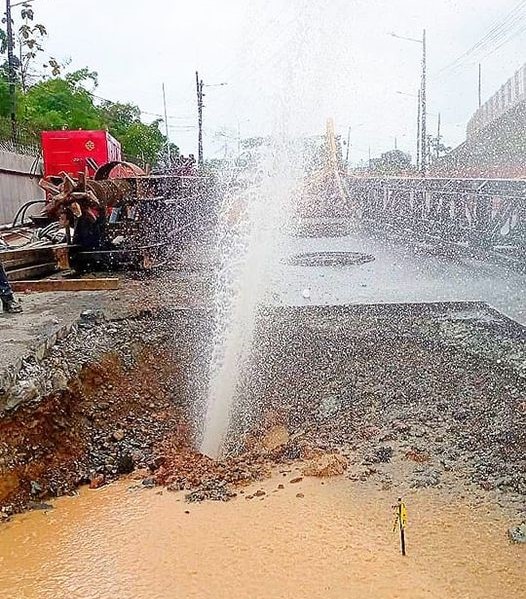 POR ROTURA DE TUBERÍA SE SUSPENDE TEMPORALMENTE EL SERVICIO DE AGUA EN LA ZONA ALTA .
