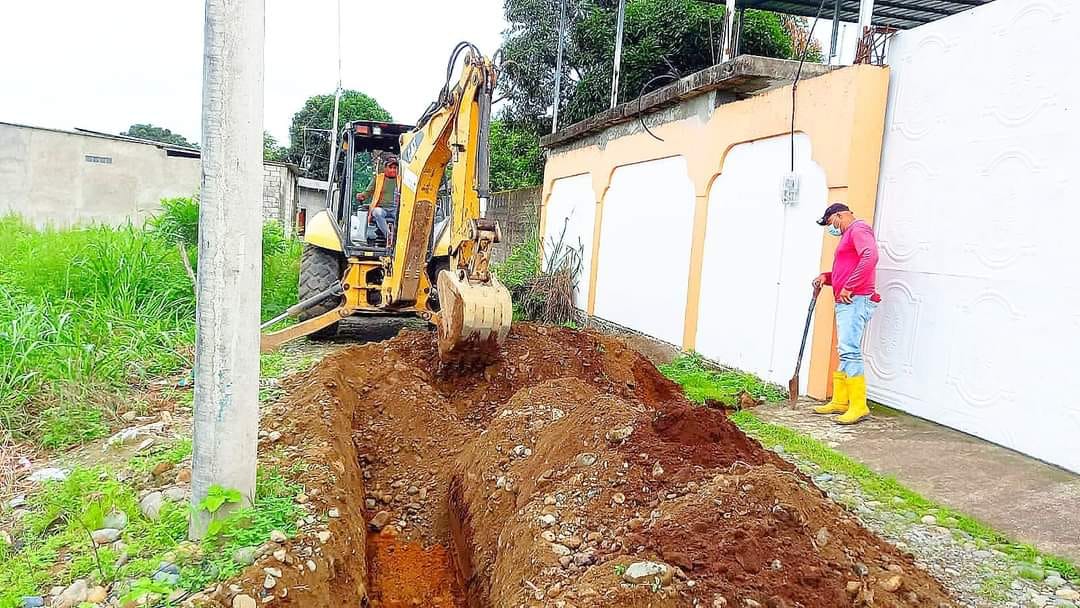 LA EPMAPAQ REALIZA EXTENSIÓN DE REDES EN LA CIMA .