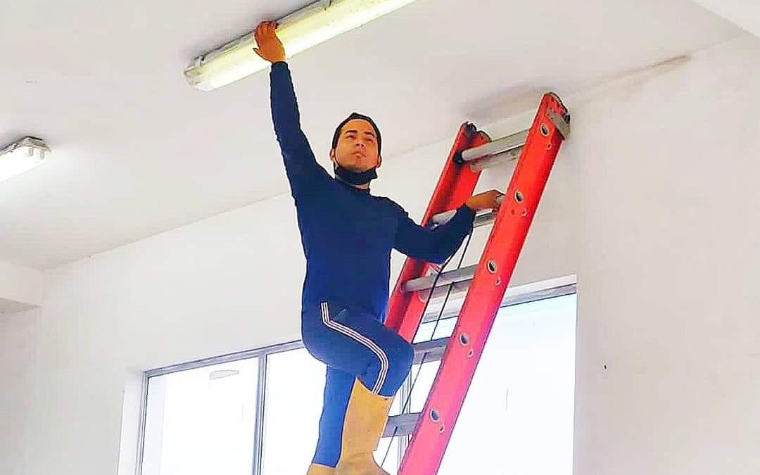 SE COLOCAN TUBOS LEDS PARA EL ÁREA DE DOSIFICACIÓN DEL AGUA SUPERFICIAL.