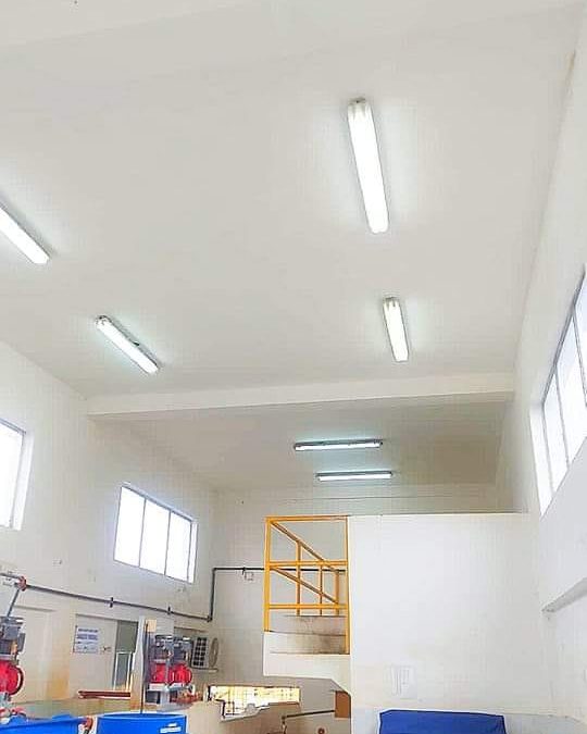 SE COLOCARON TUBOS LEDS PARA EL ÁREA DEL CANAL PARSHALL
