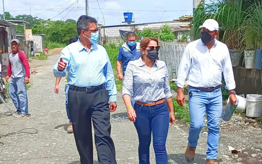 VICEALCALDESA DE QUEVEDO Y EL GERENTE DE LA EPMAPAQ RECORREN LA VICTORIA PARA CONSTRUCCIÓN DE ESTACIÓN DE BOMBEO.