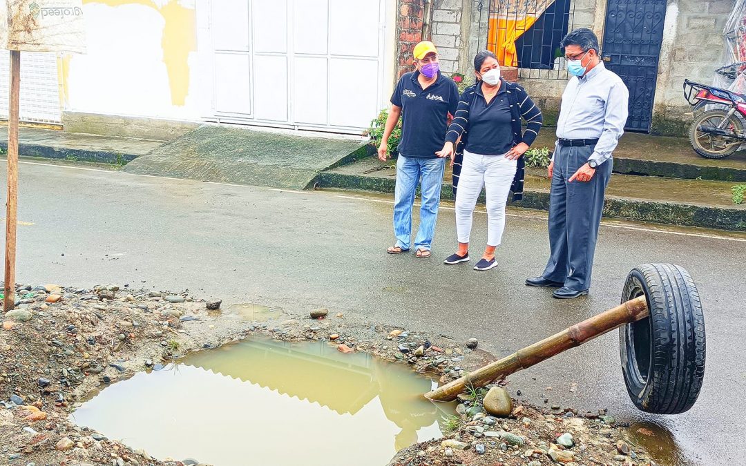 GERENTE GENERAL Y CONCEJAL DE QUEVEDO RECORREN LA JUAN DE DIOS AVILÉS ZÁRATE PARA VERIFICAR FUGAS DE AGUA Y REPARARLAS OPORTUNAMENTE.