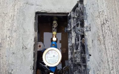 LA EPMAPAQ CONTINÚA INSTALANDO MEDIDORES DE AGUA POTABLE EN LOS PUNTOS DE MAYOR CONSUMO.