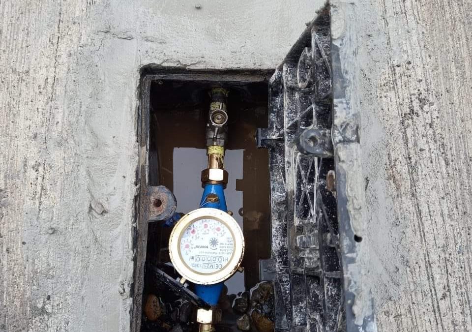 LA EPMAPAQ CONTINÚA INSTALANDO MEDIDORES DE AGUA POTABLE EN LOS PUNTOS DE MAYOR CONSUMO.