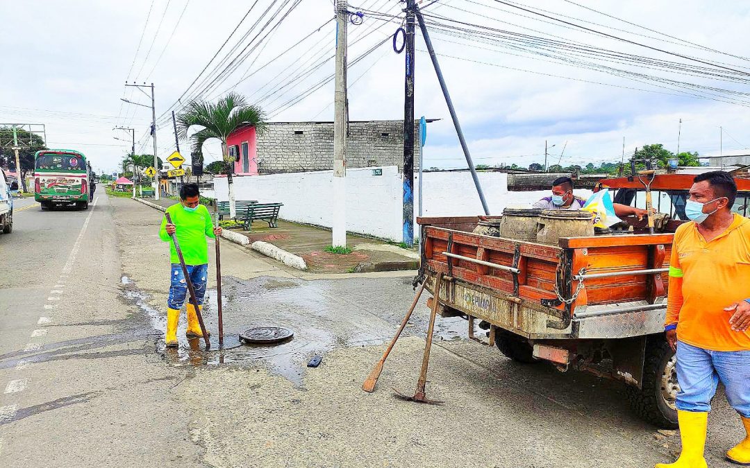 LA EPMAPAQ REALIZA MANTENIMIENTO AL SISTEMA DE ALCANTARILLADO EN SAN CARLOS .