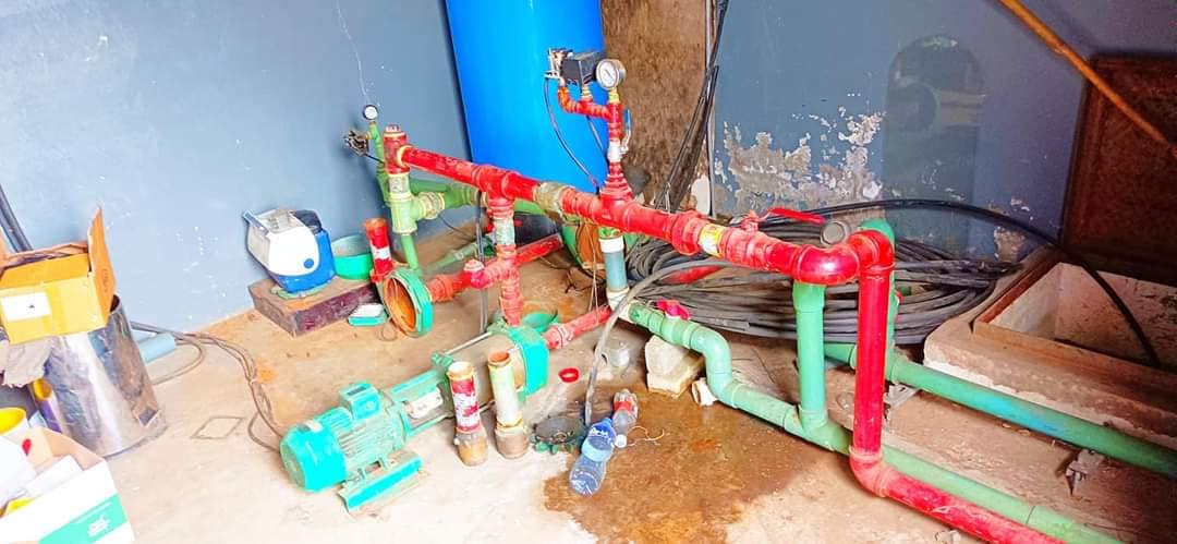 GERENTE DE LA EPMAPAQ ENTREGA TRES BOMBAS NUEVAS PARA EL SISTEMA DE AGUA POTABLE DE LA POLICÍA NACIONAL DE QUEVEDO.