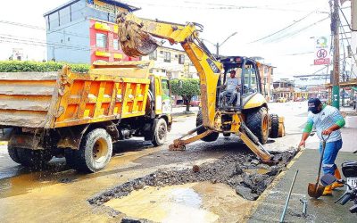 SE REPARA FUGA DE AGUA EN SAN CAMILO.