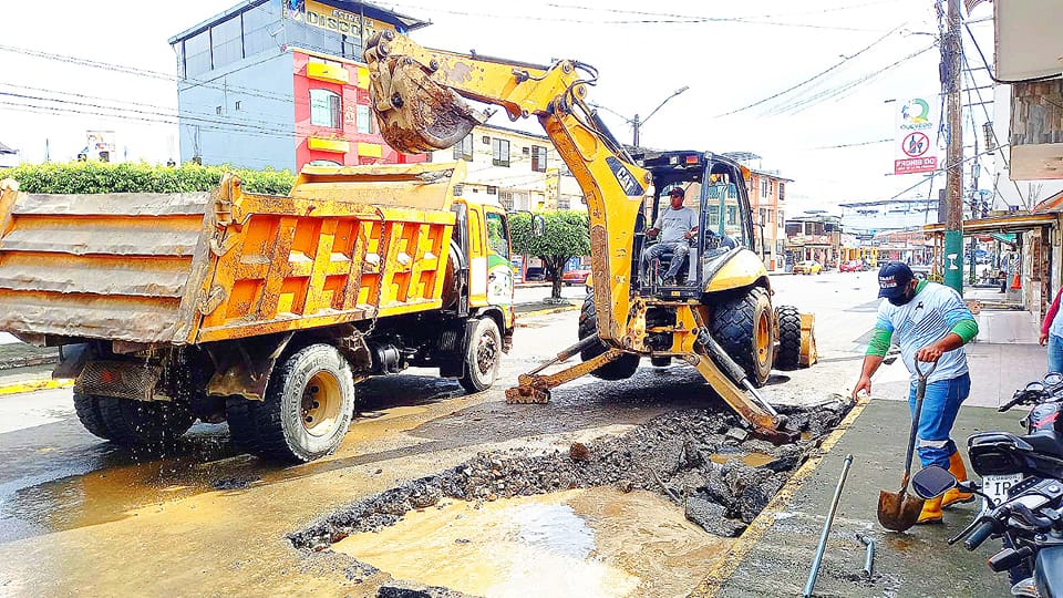 SE REPARA FUGA DE AGUA EN SAN CAMILO.