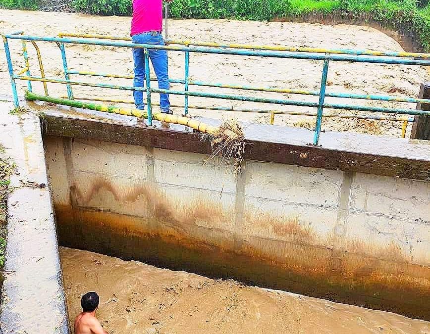 PERSONAL TÉCNICO Y OPERATIVO DE LA EPMAPAQ SE TRASLADÓ A LA ZONA DE CAPTACIÓN PARA TRABAJAR EN EL MANTENIMIENTO