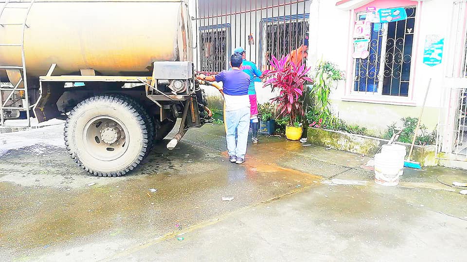 TANQUEROS MUNICIPALES ENTREGAN AGUA EN QUEVEDO HASTA QUE DISMINUYA EL TEMPORAL EN.LA ZONA DE CAPTACIÓN.