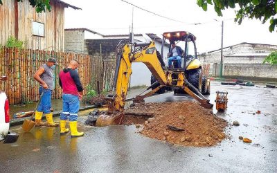 LA EPMAPAQ REPARA FUGA DE AGUA EN LA VIVA ALFARO.