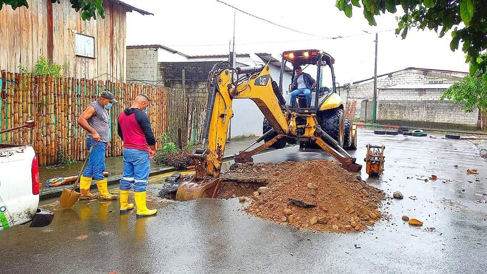 LA EPMAPAQ REPARA FUGA DE AGUA EN LA VIVA ALFARO.