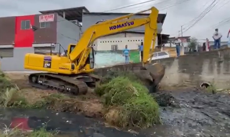 LA CORPORACIÓN MUNICIPAL DE QUEVEDO REALIZA TRABAJOS PREVENTIVOS PARA LA ÉPOCA INVERNAL.