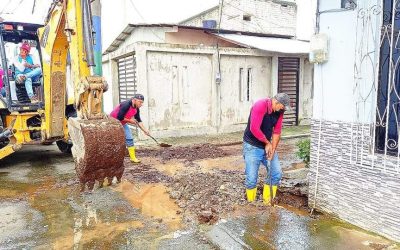 SE REPARA FUGA DE AGUA Y SE REALIZA MANTENIMIENTO DE GUÍA DOMICILIARIA EN EL GUAYACÁN