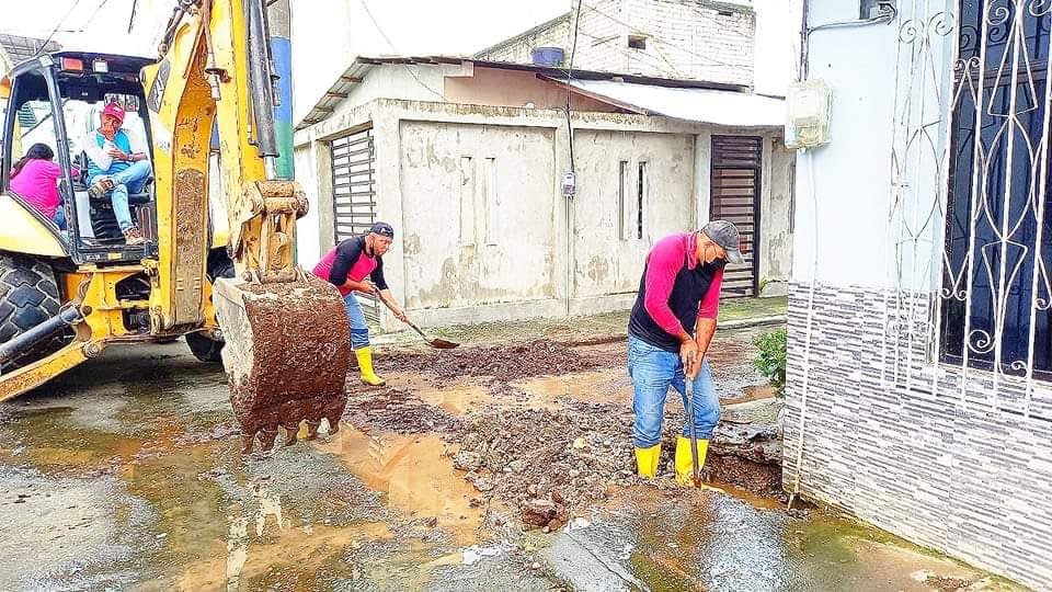 SE REPARA FUGA DE AGUA Y SE REALIZA MANTENIMIENTO DE GUÍA DOMICILIARIA EN EL GUAYACÁN