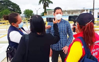 JEFE DE LABORATORIO DE LA EPMAPAQ ES ENTREVISTADO POR PERIODISTAS DE QUEVEDO SOBRE RL PROBLEMA EN LA ZONA DE CAPTACIÓN
