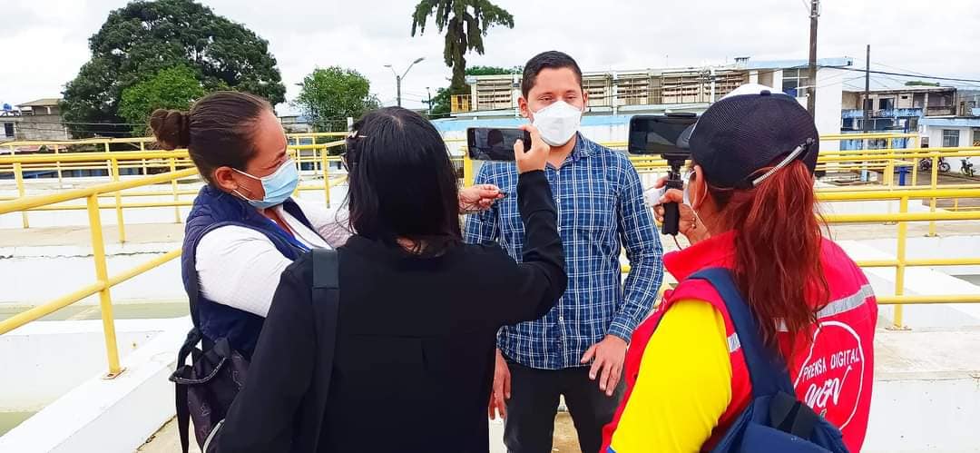 JEFE DE LABORATORIO DE LA EPMAPAQ ES ENTREVISTADO POR PERIODISTAS DE QUEVEDO SOBRE RL PROBLEMA EN LA ZONA DE CAPTACIÓN