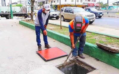 EN QUEVEDO SE COLOCAN NUEVAS TAPAS DE ALCANTARILLAS Y REJILLAS DE SUMIDEROS POR PARTE DE LA EPMAPAQ