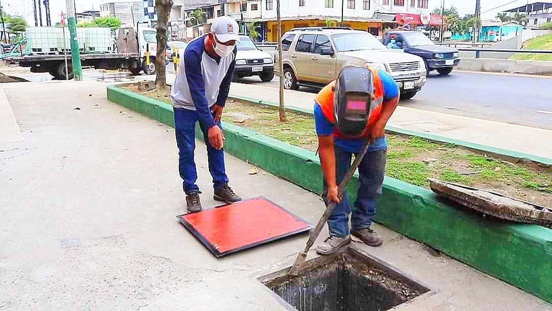 EN QUEVEDO SE COLOCAN NUEVAS TAPAS DE ALCANTARILLAS Y REJILLAS DE SUMIDEROS POR PARTE DE LA EPMAPAQ