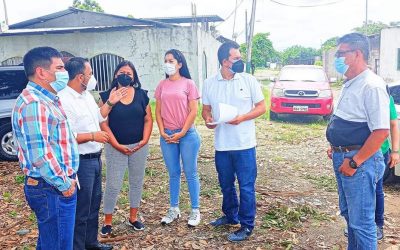 GERENTE DE LA EPMAPAQ Y FUNCIONARIOS MUNICIPALES ENSEÑAN TERRENOS A FUNCIONARIOS DEL SERVICIO NACIONAL DE MEDICINA LEGAL Y CIENCIAS FORENSES.