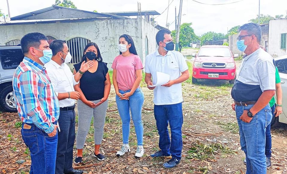 GERENTE DE LA EPMAPAQ Y FUNCIONARIOS MUNICIPALES ENSEÑAN TERRENOS A FUNCIONARIOS DEL SERVICIO NACIONAL DE MEDICINA LEGAL Y CIENCIAS FORENSES.