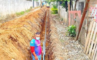 EL DÍA DE HOY CONTINÚA LA EXTENSIÓN DE REDES DE AGUA EN EL SECTOR LA CIMA