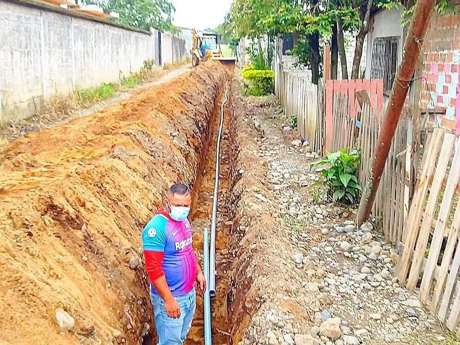 EL DÍA DE HOY CONTINÚA LA EXTENSIÓN DE REDES DE AGUA EN EL SECTOR LA CIMA