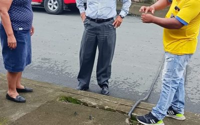 GERENTE DE LA EPMAPAQ Y CONCEJAL RURAL VISITAN A UN USUARIO EN SAN CARLOS QUE SOLICITA MANTENIMIENTO DE SU GUIA DOMICILIARIA.