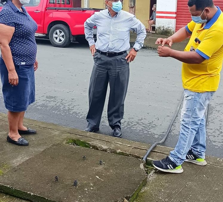 GERENTE DE LA EPMAPAQ Y CONCEJAL RURAL VISITAN A UN USUARIO EN SAN CARLOS QUE SOLICITA MANTENIMIENTO DE SU GUIA DOMICILIARIA.