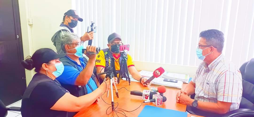 EL GERENTE GENERAL DE LA EPMAPAQ ES ENTREVISTADO POR ALGUNOS PERIODISTAS DE QUEVEDO SOBRE TEMAS DE INTERÉS CIUDADANO