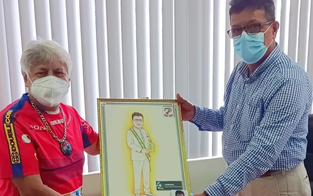 GERENTE DE LA EPMAPAQ RECIBE UN CUADRO RETRATADO POR EL ARTISTA QUEVEDEÑO PEPÍNEL